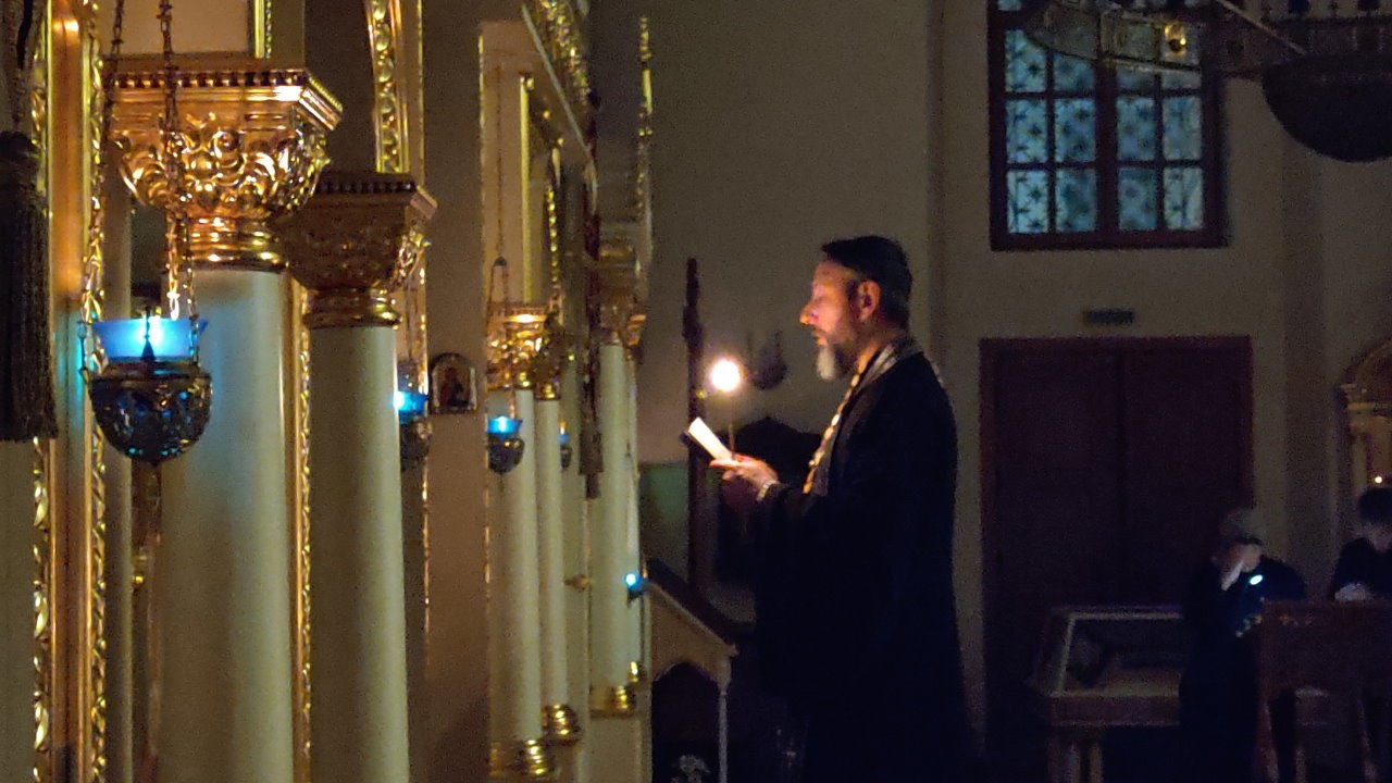 Протоиерей Кирилл Краснощеков со свечой во время служения покаянного канона Андрея Критского