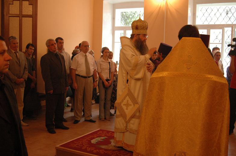 Первая Божественная Литургия 1 сентября 2004 года.