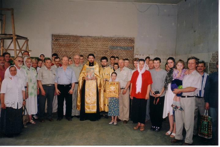 Молебен св.Царственным Страстотерпцам 17 июля 2004 года.