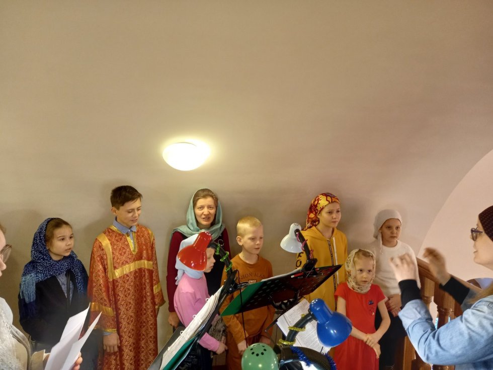 Детский хор поёт на клиросе - 2