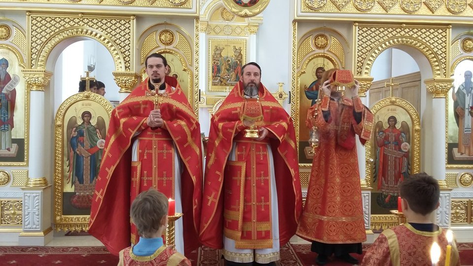 Протоиерей Кирилл Краснощеков, священник Андрей Солодко и диакон Димитрий Попов совершили Божественную литургию