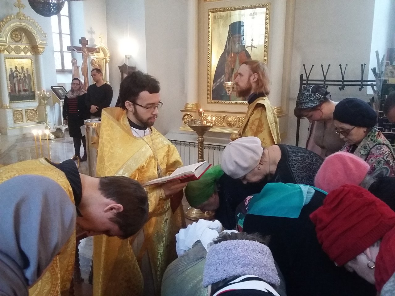 Священник Георгий Преображенский читает Евангелие на водосвятном молебне