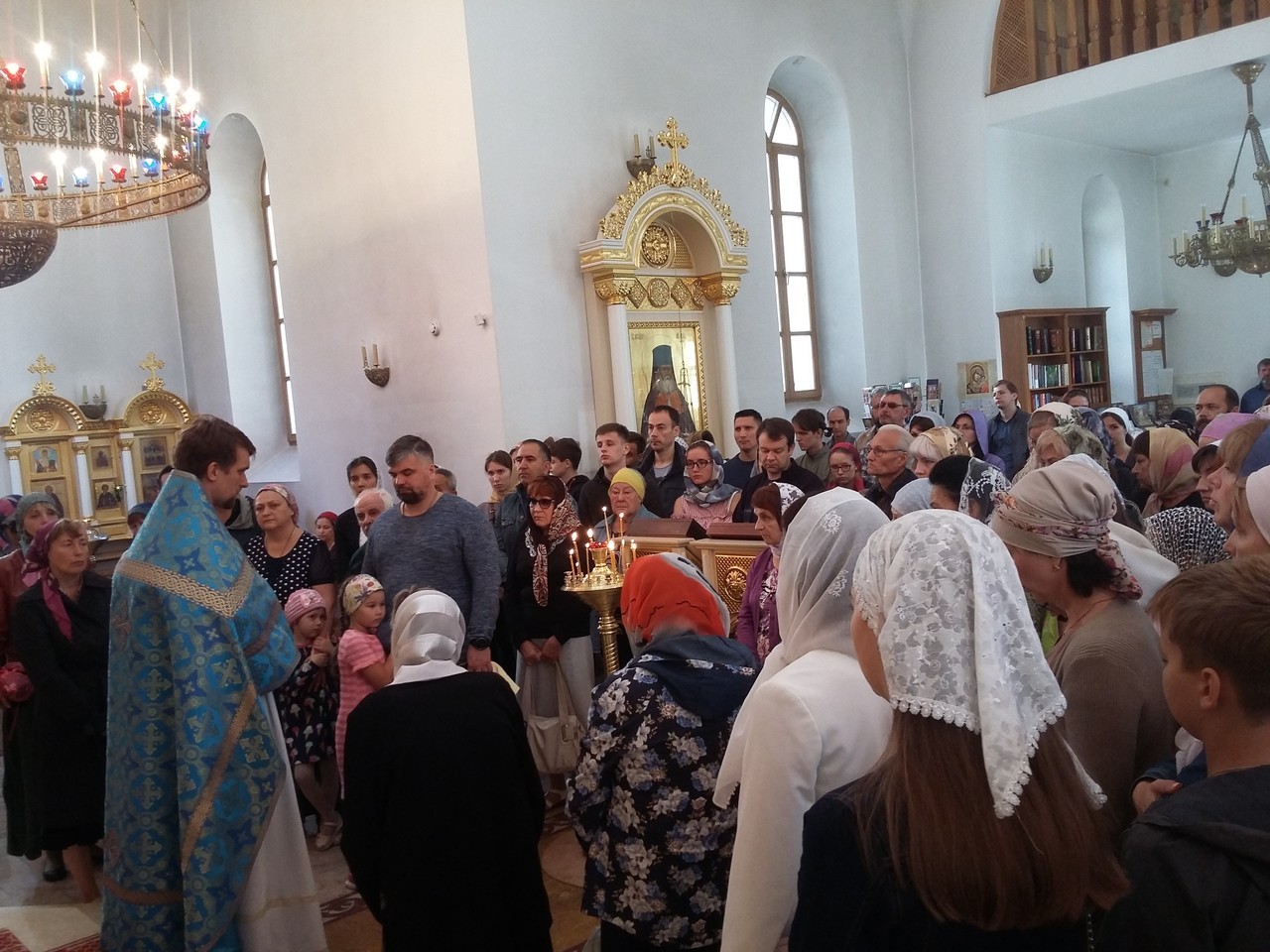 Священник Алексий Степанов произносит проповедь в храме Мефодия и Кирилла при СГУ