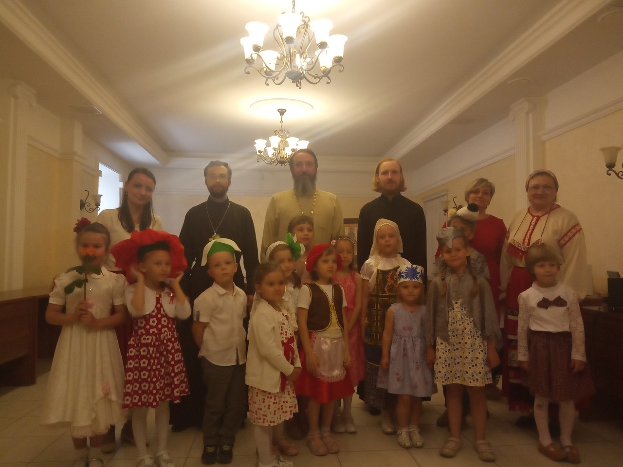 Протоиерей Кирилл Краснощеков с младшей группой воскресной школы