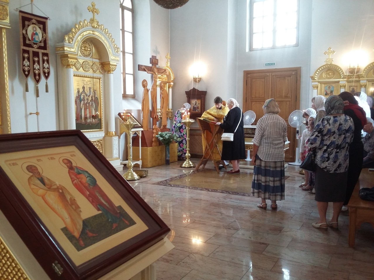 Священник Алексей Степанов во время исповеди в храме Мефодия и Кирилла города Саратова