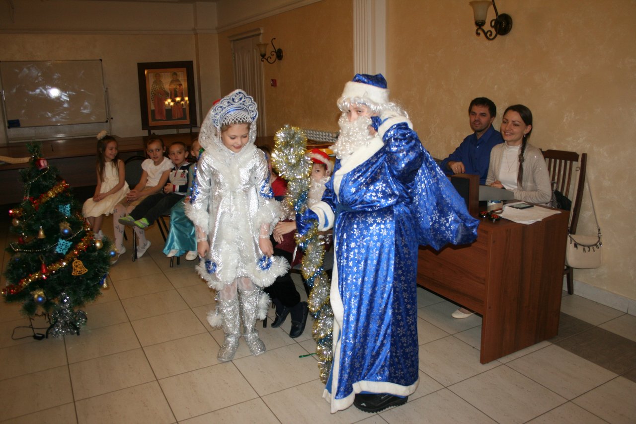 Дед Мороз и Снегурочка в воскресной школе храма Мефодия и Кирилла Саратов