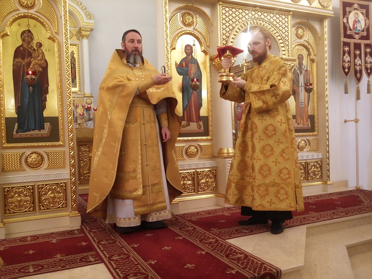 Священник Кирилл Краснощеков и диакон Дмитрий Попов на Литургии