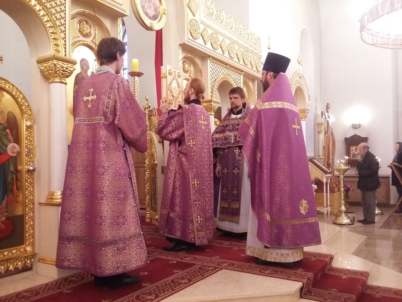 Священство храма Мефодия и Кирилла г.Саратова во время богослужения