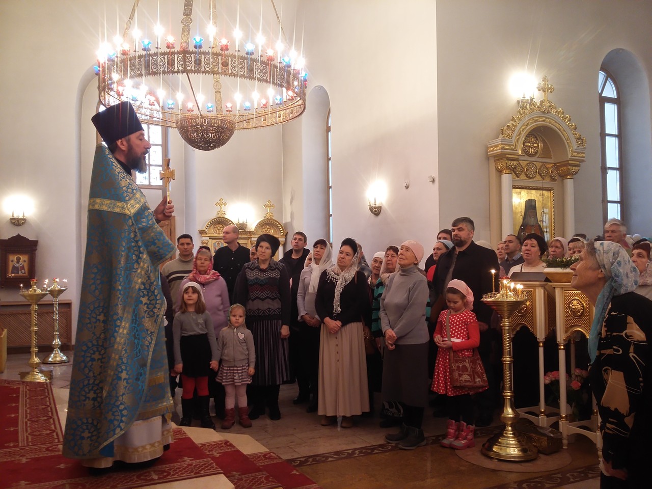 Протоиерей Кирилл Краснощеков во время проповеди в храме Мефодия и Кирилла Саратов