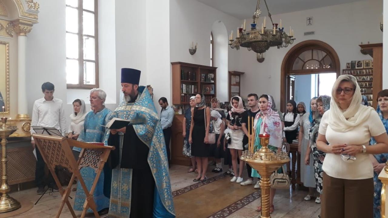Священник Кирилл Краснощеков и паства на молебне