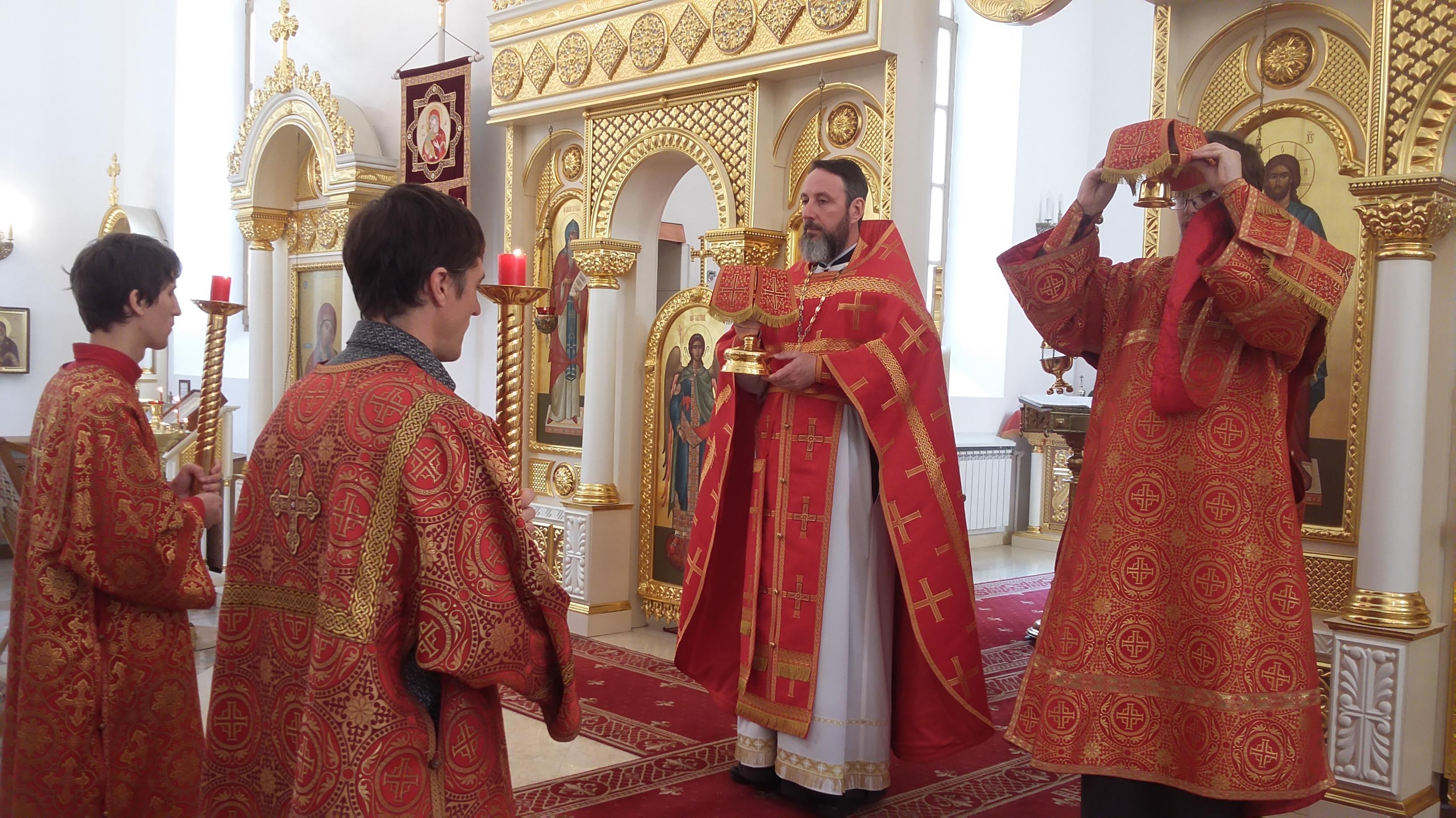 Священник Кирилл Краснощеков, диакон Максим Тарасов, алтарники в красных одеяниях