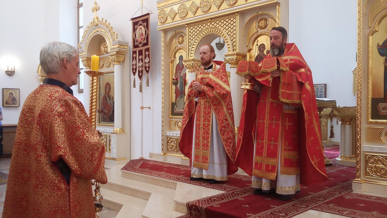 Священники Кирилл Краснощеков и Димитрий Попов на амвоне в храме Мефодия и Кирилла Саратов.