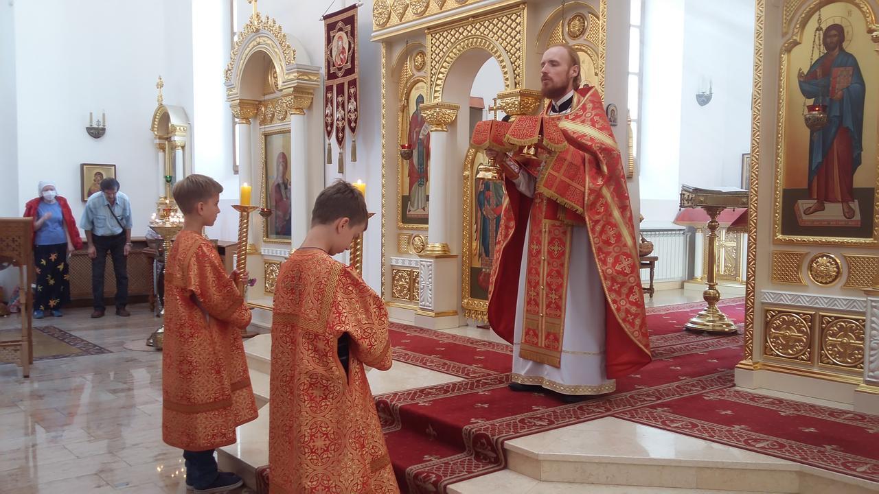 Священник Димитрий Попов в храме Мефодия и Кирилла, Саратов, СГУ