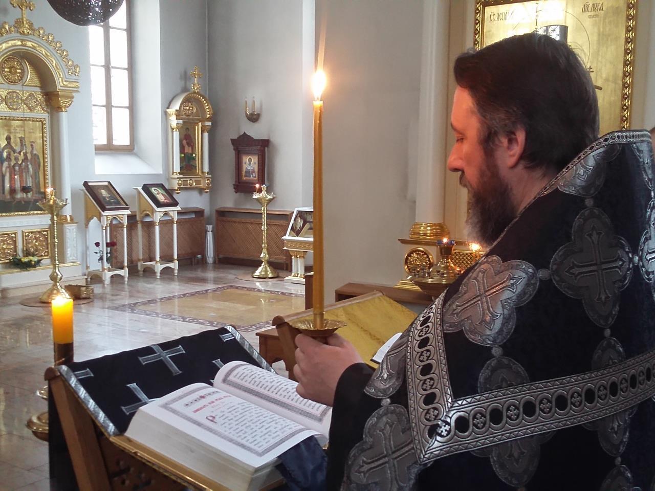 Настоятель Кирилл Краснощеков во время чтения Евангелия