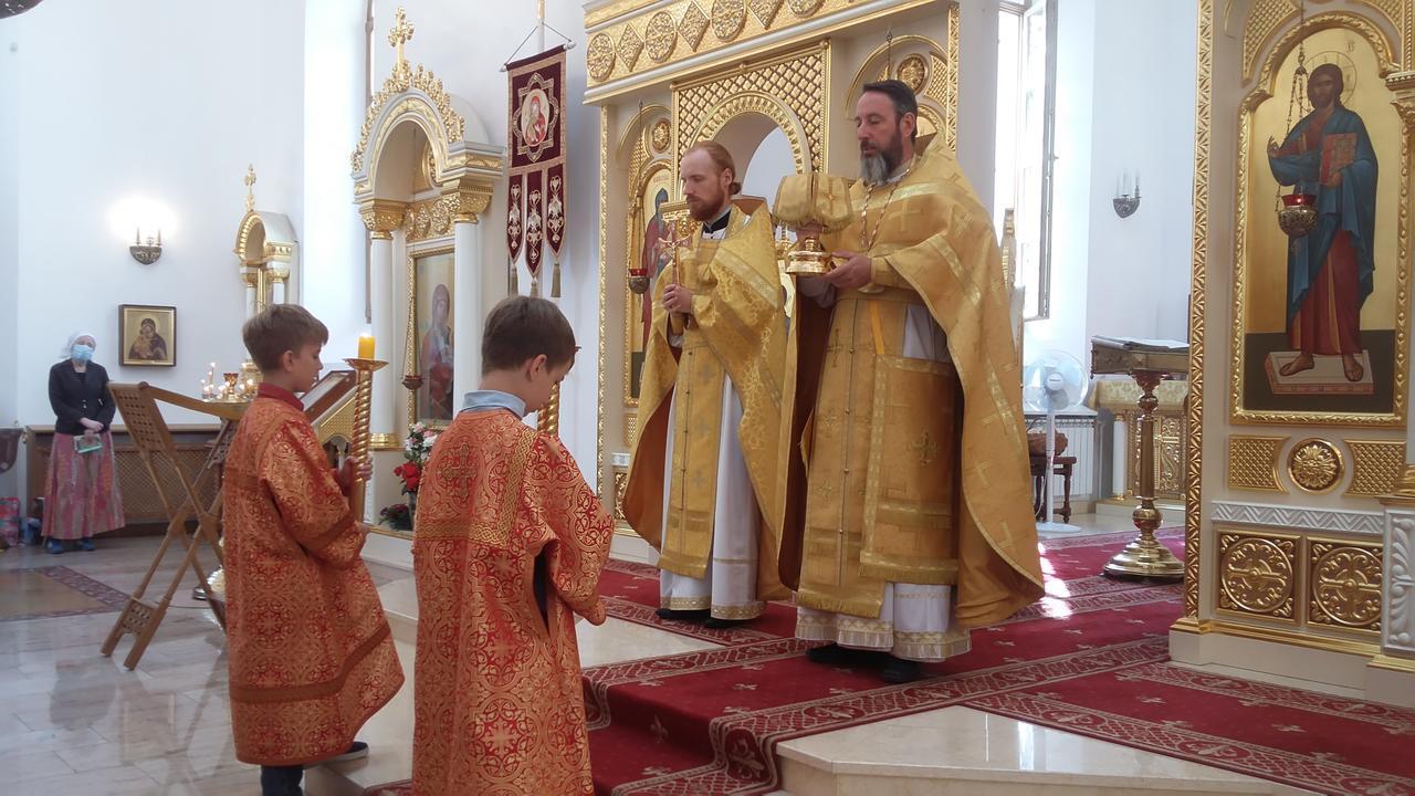Священник Кирилл Краснощёков и священник Димитрий Попов на амвоне храма при СГУ Саратов