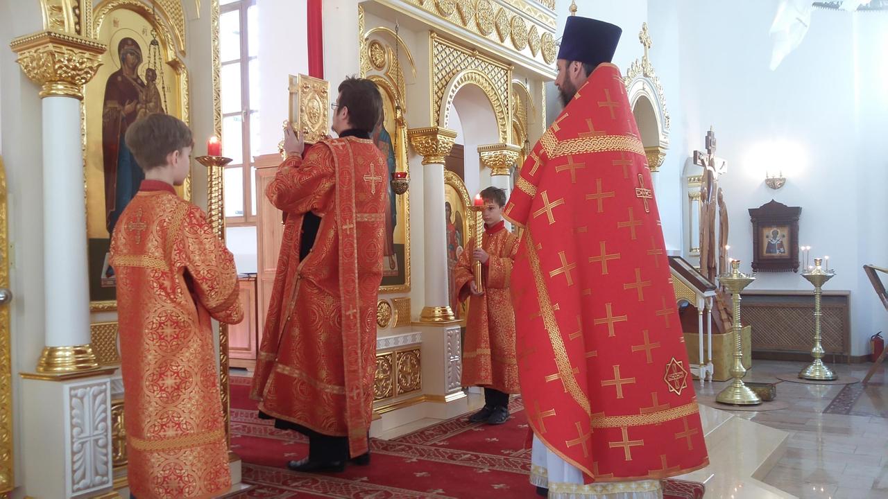 Священники в красных одеяниях