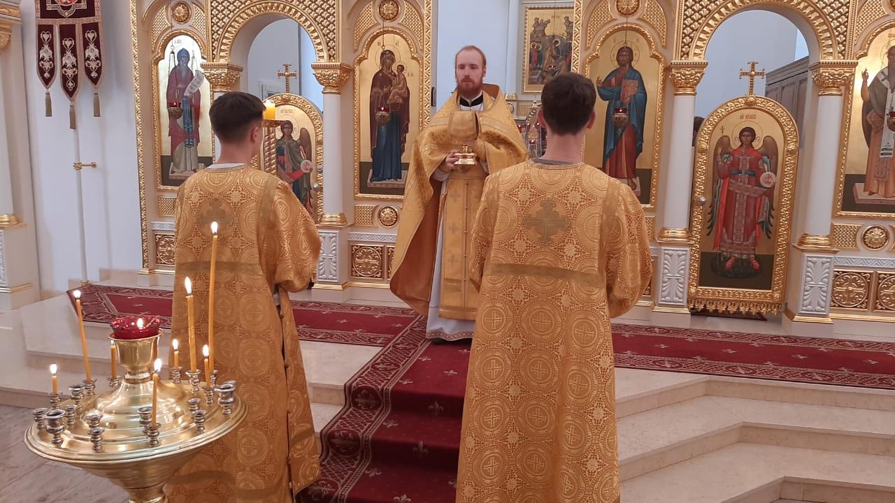 Священник Дмитрий Попов с Чашей на аналое в золотистом одеянии