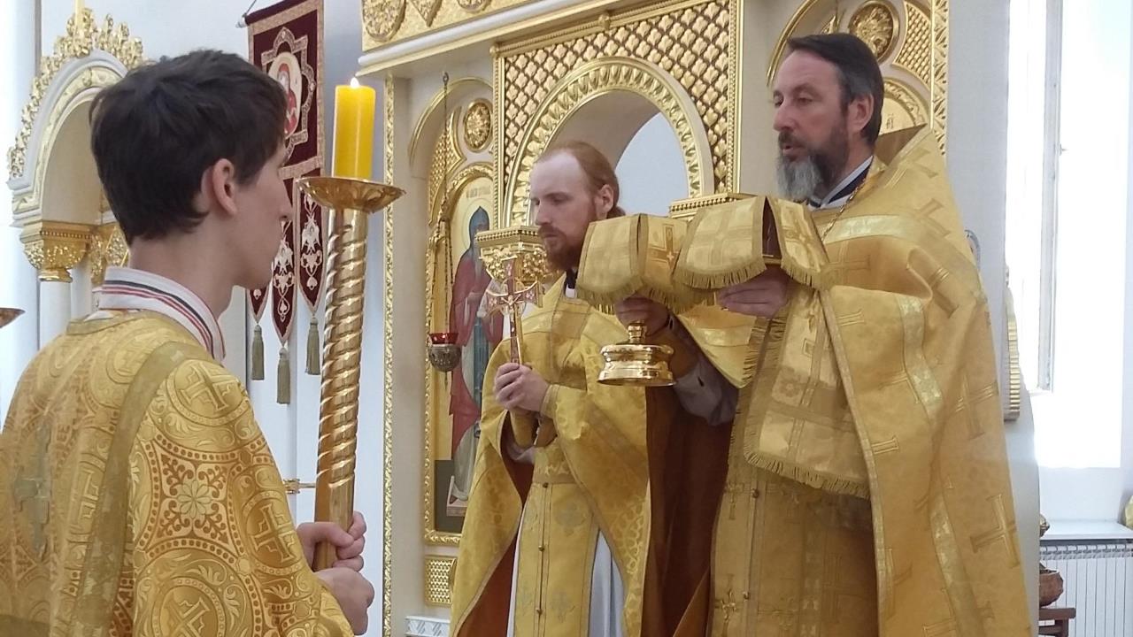 Священники Кирилл Краснощеков и Дмитрий Попов на литургии в храме Мефодия и Кирилла Саратов