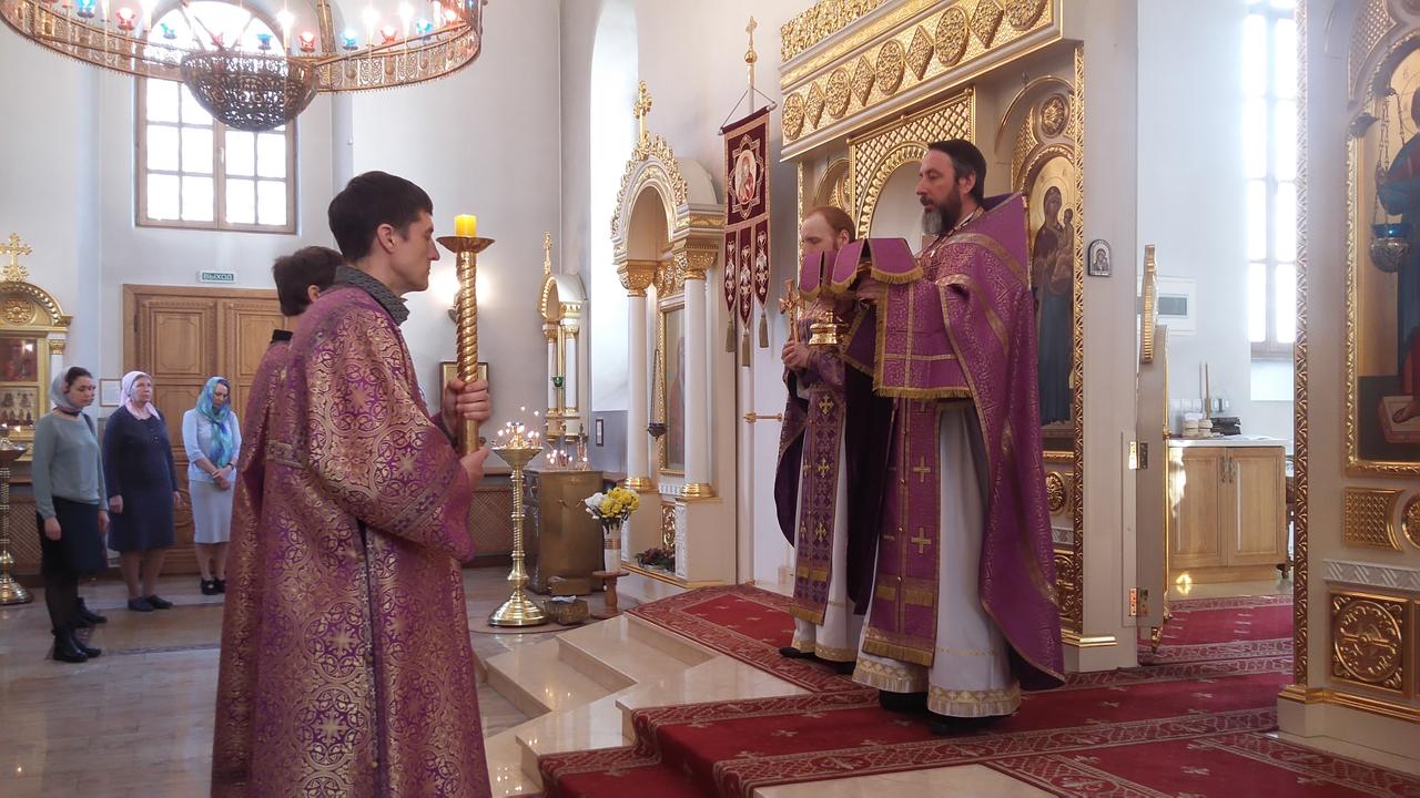 Священники Кирилл Краснощеков и Димитрий Попов на амвоне