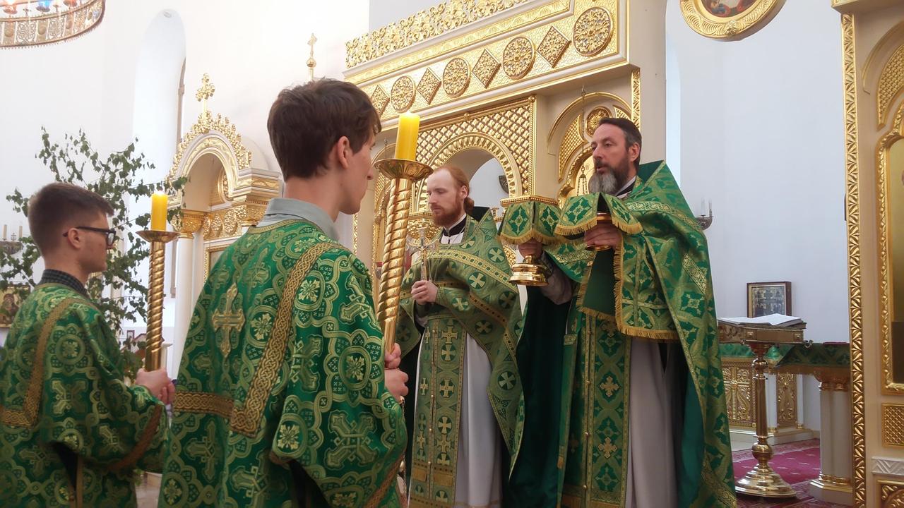 Священство храма Мефодия и Кирилла Саратов в зеленых одеяниях на праздник Святой Троицы 2020