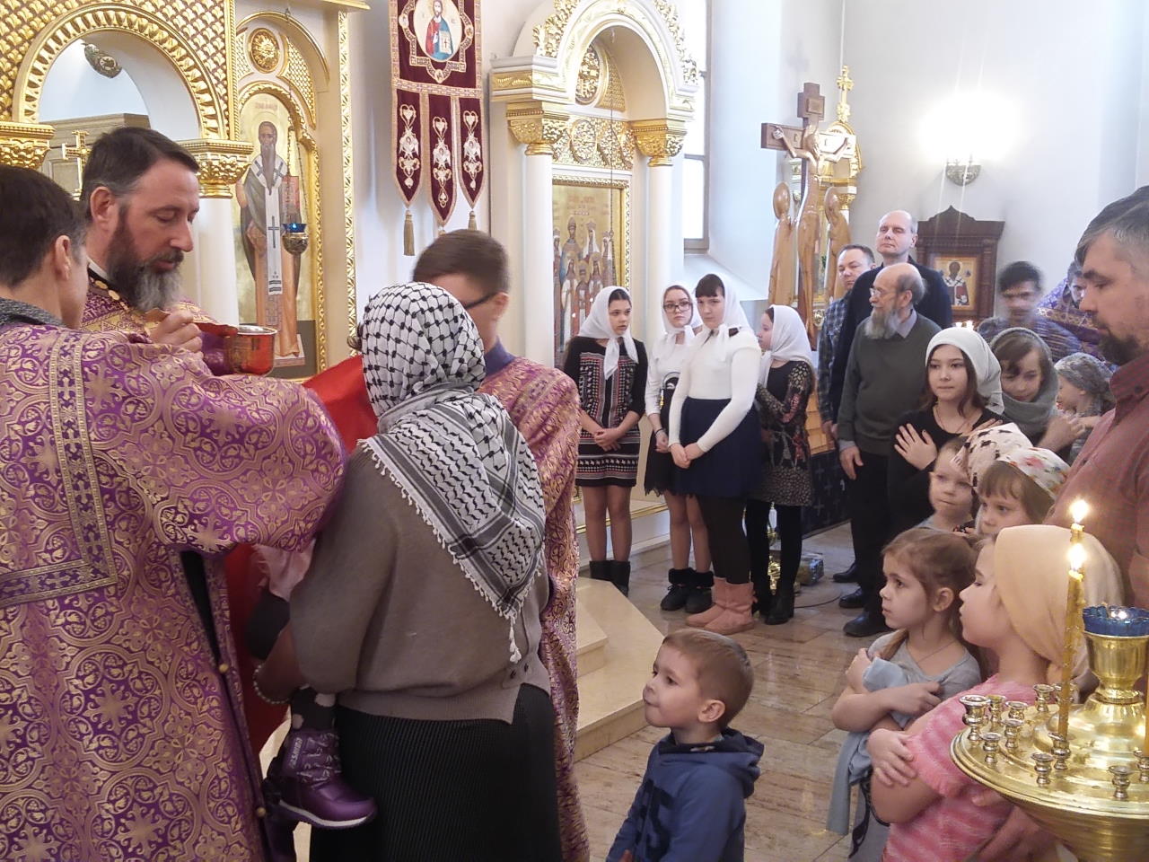Настоятель храма Мефодия и Кирилла Саратов, прихожане подходят к кресту.