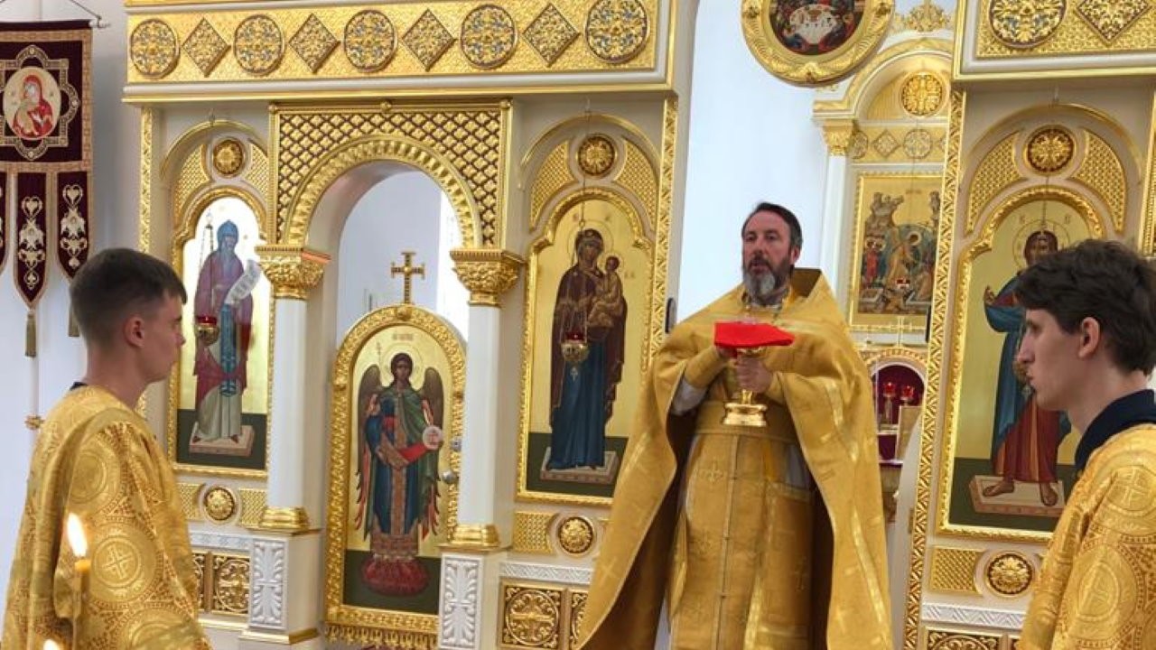 Священник Кирилл Краснощёков в золотистом одеянии 