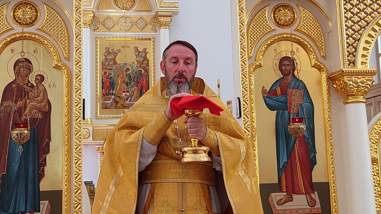 Священник Кирилл Краснощеков с потиром в храме Мефодия и Кирилла Саратов СГУ