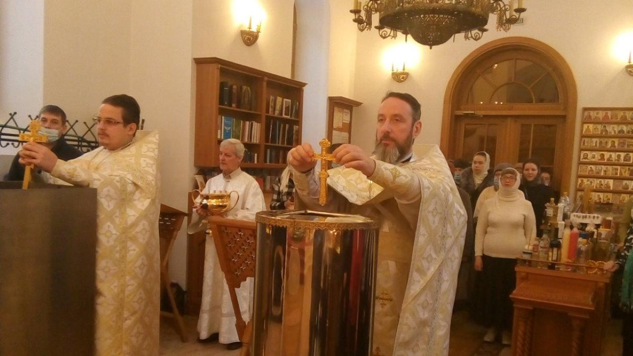 Священники Кирилл Краснощеков и Максим Тарасов совершают Великое освящение воды на Крещение