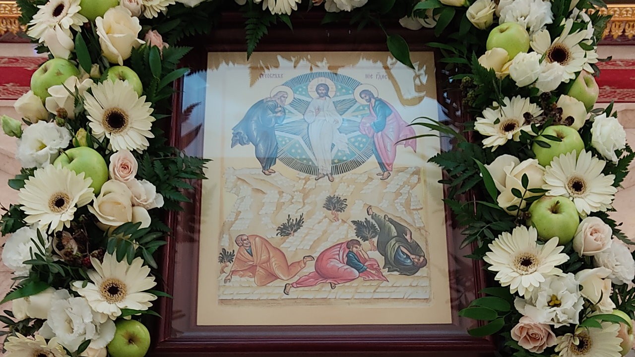 Икона Преображения Господа Бога и Спаса нашего Иисуса Христа, украшенная цветами и зелеными яблоками в храме Мефодия и Кирилла Саратов СГУ