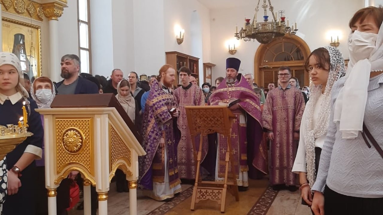 Священство храма Мефодия и Кирилла в фиолетовых одеяниях во время Торжества Православия 2021г.
