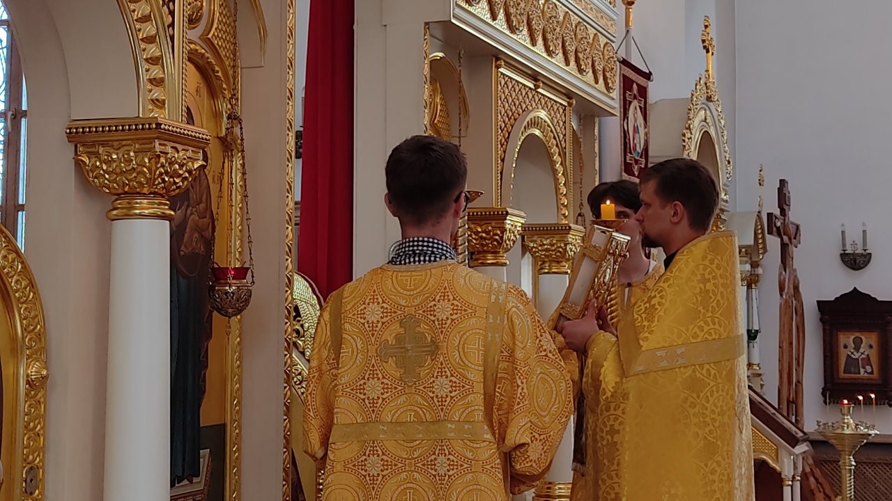 Священник Алексей Степанов служит в храме Мефодия и Кирилла Саратов.