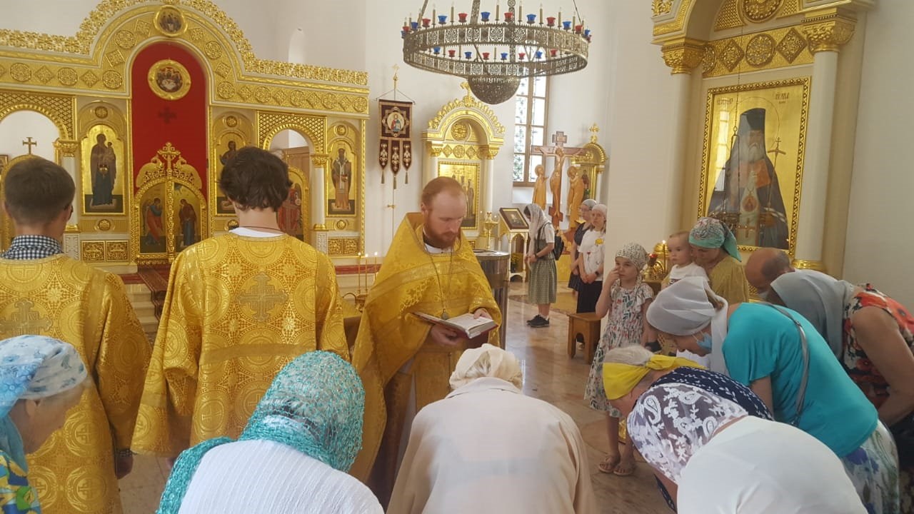 Священник Дмитрий Попов читает Евангелие во время водосвятного молебна в храме Мефодия и Кирилла Саратов 2021
