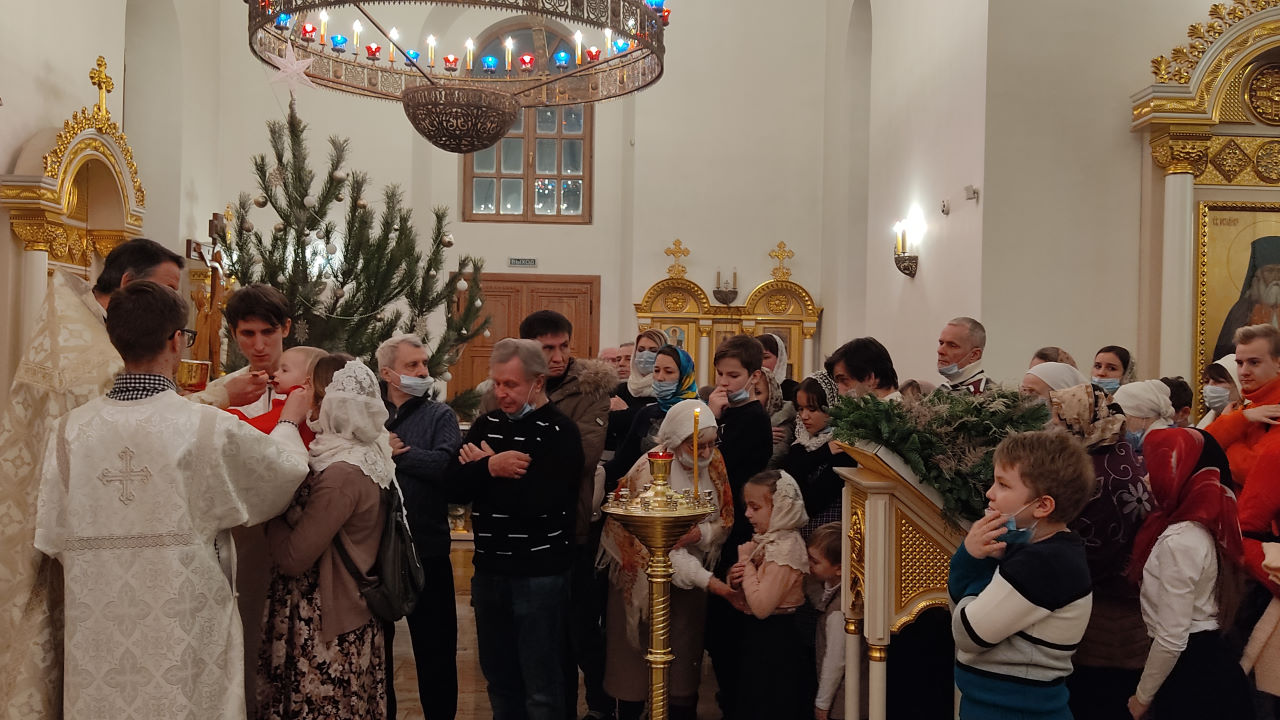 Причастники в очереди к Причастию на Рождество Христово 2021 в храме Мефодия и Кирилла Саратов