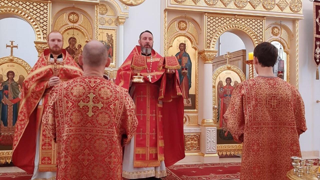 Священники Кирилл Краснощёков и Димитрий Попов в храме Мефодия и Кирилла, Саратов