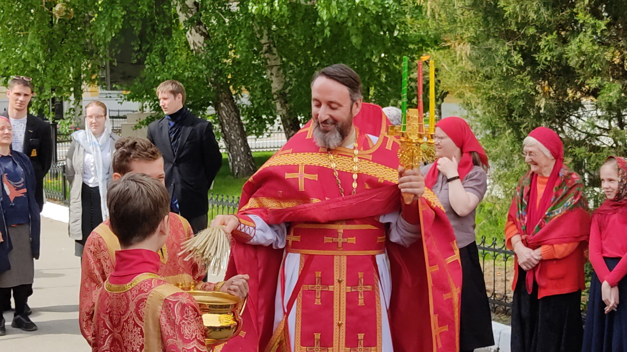 Пасхальный крестный ход. Священник Кирилл Краснощёков со святой водой. 2021 год
