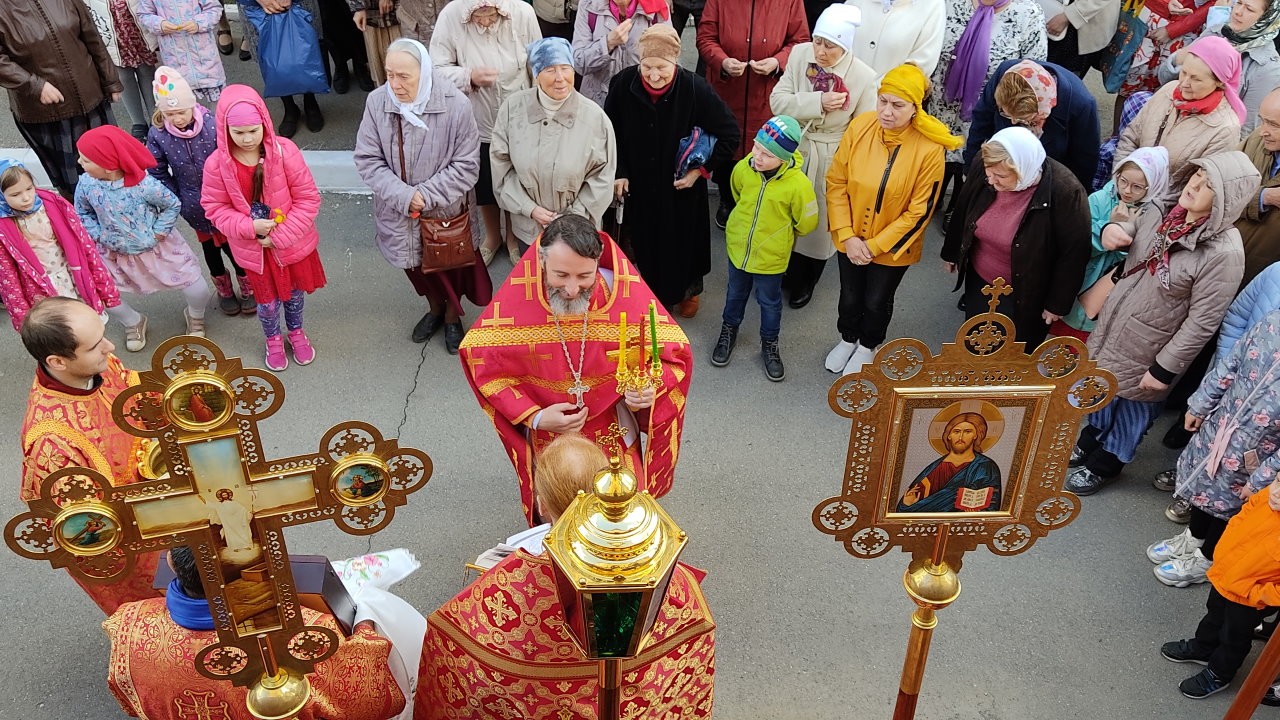 Священники и хоругвеносцы вид сверху. Крестный ход 1 мая 2022 года в храме Мефодия и Кирилла Саратов