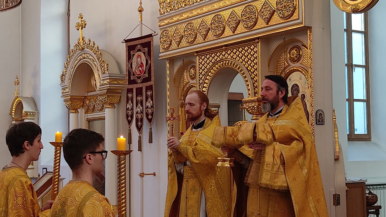 2 священника в золотых одеяниях (Кирилл Краснощёков и Димитрий Попов) и 2 алтарника со свечами