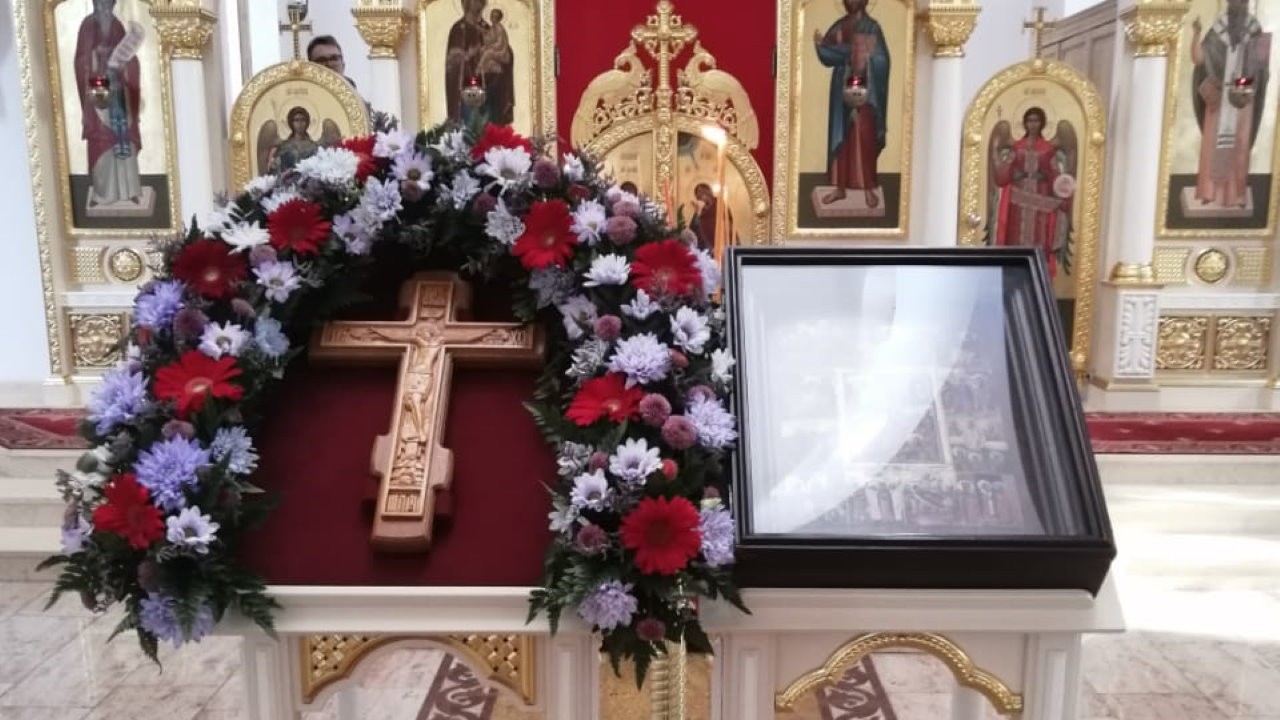 Животворящий Крест Господень и икона Воскресения в храме Мефодия и Кирилла Саратов 2022