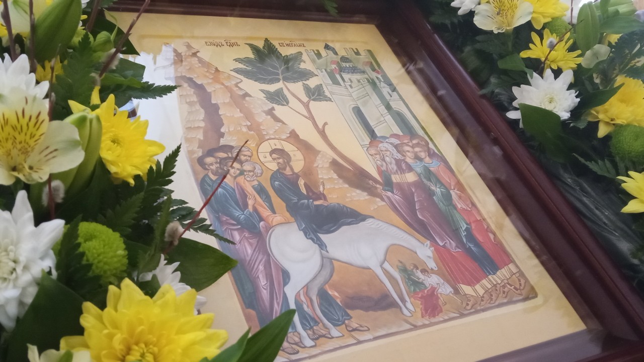 Икона Входа Господня в Иерусалим среди жёлтых цветов в храме Мефодия и Кирилла Саратов