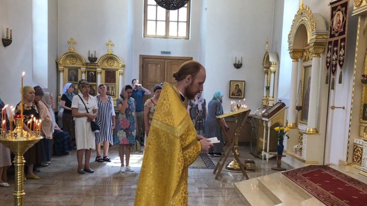 Священник в жёлтых одеяниях по середине храма Мефодия и Кирилла Саратов