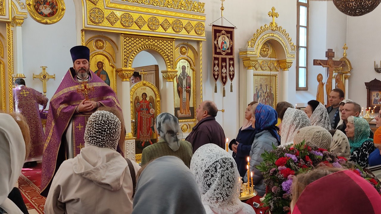 Протоиерей Кирилл Краснощёков во время проповеди в храме Мефодия и Кирилла, Саратов, 2022г.