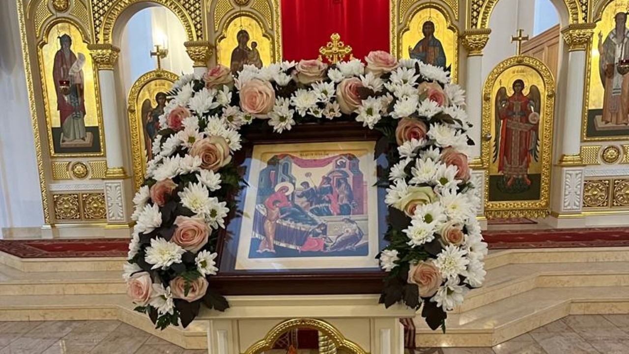 Икона Рождества Пресвятой Богородицы, украшенная цветами в храме Мефодия и Кирилла Саратов 2022