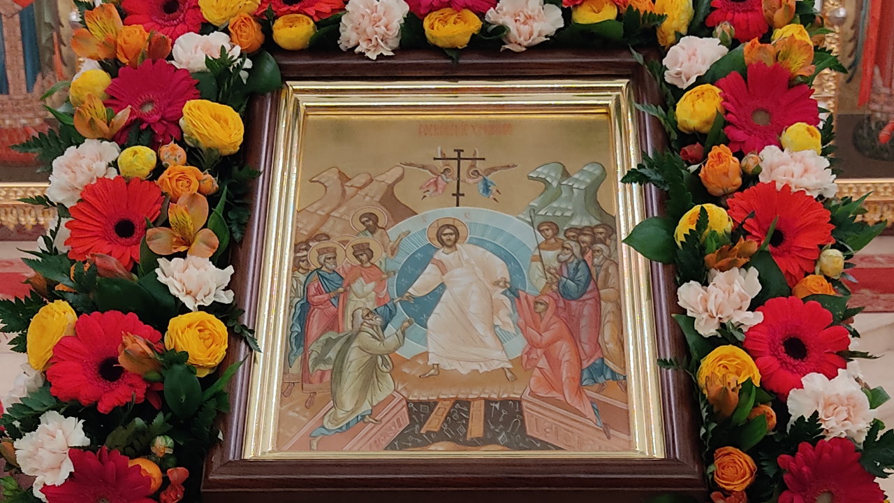 Икона воскресения Христова в храме Мефодия и Кирилла Саратов, украшена цветами, 2022 год