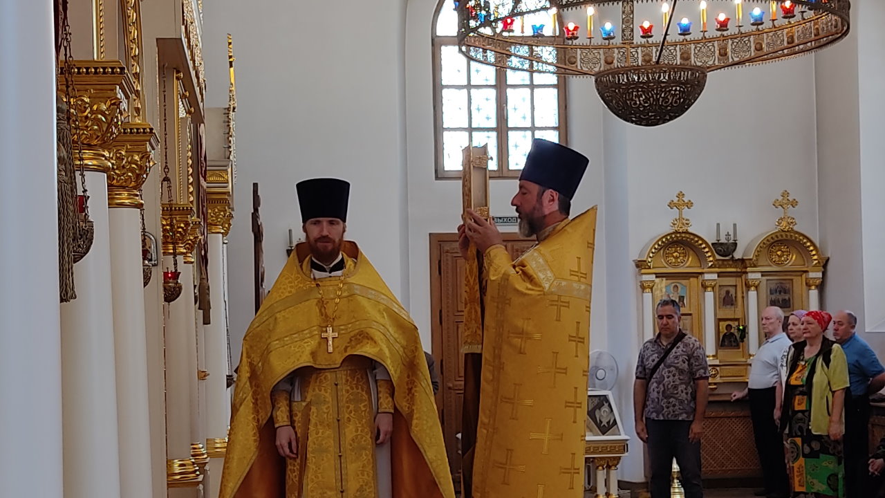 Священники Кирилл Краснощеков и Димитрий Попов в жёлтых одеяниях на аналое