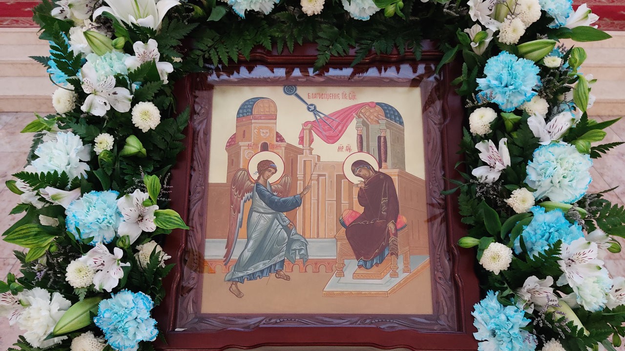 Икона Благовещения Пресвятой Богородицы в цветах в храме Мефодия и Кирилла Саратов