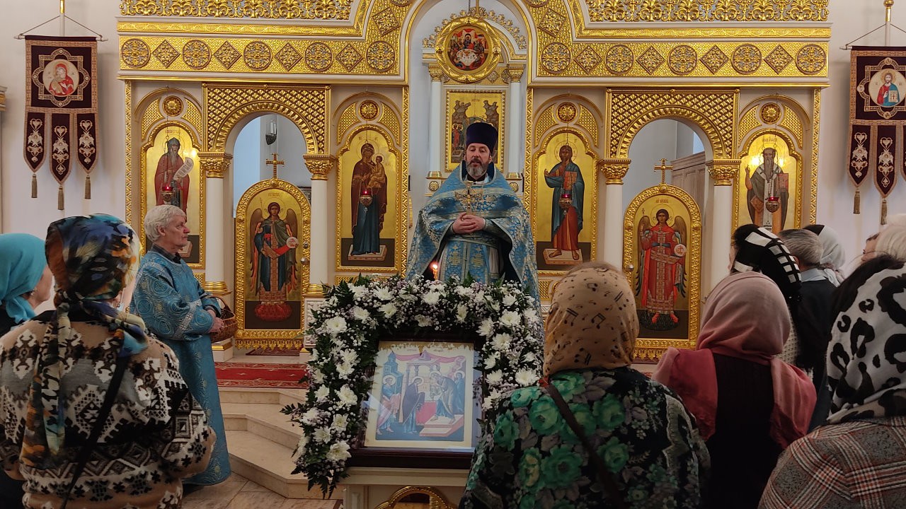 Священник Кирилл Краснощёков на проповеди в храме Мефодия и Кирилла Саратов 2023. 
