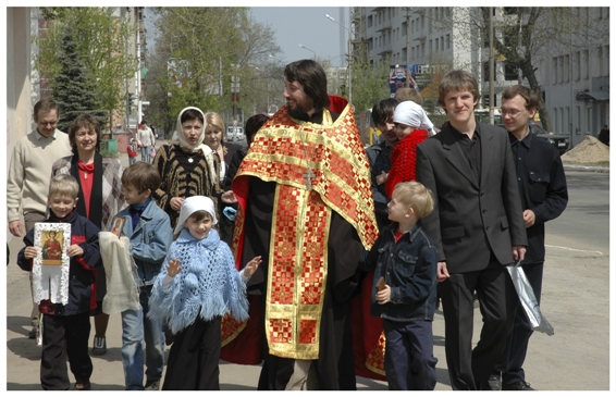 7 мая 2006 года. Ученики воскресной школы собираются на детский крестный ход.