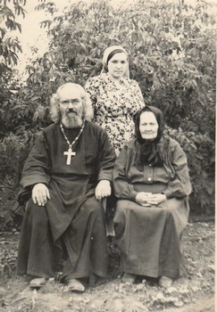 Протоиерей Александр Перов с женой Верой Геннадьевной и супругой сына Виктора, Василисой
