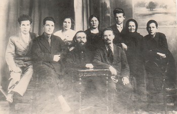 Семья Перовых. В первом ряду в центре священники Николай и Александр Перовы