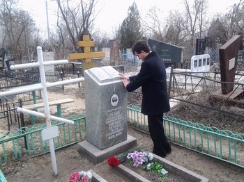 Борис Зозуля принес на могилу дорогого настоятеля цветы от жителей села Невежкино и прихожан храма, в котором отец Александр служил 13 лет